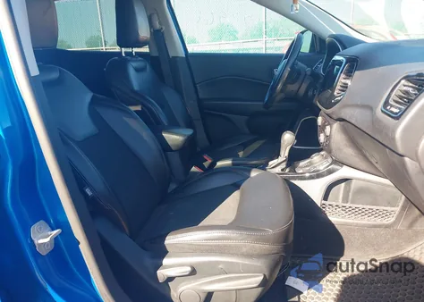 2019 Jeep Compass Altitude 4X4 z USA, uszkodzony, nr VIN 3C4NJDBB7KT674774